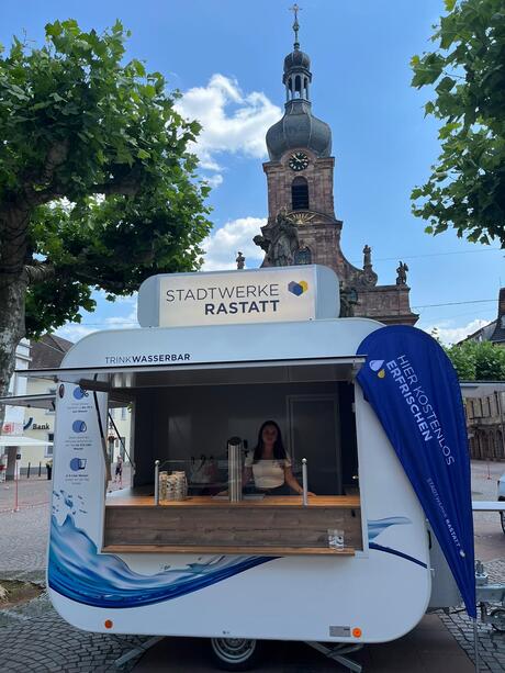 Spiel- und Trinkwassermobil auf dem Marktplatz