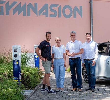 Inbetriebnahme von zwei E-Ladesäulen in der Dr.-Schleyer-Straße - Peter König und Brigitta Lenhard / Gymnasion Rastatt sowie Olaf Kaspryk und Raphael Wenke / Stadtwerke Rastatt Bildquelle: Oliver Hurst