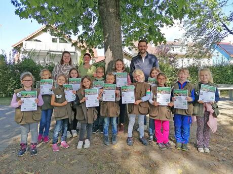 Die Grundschüler haben für ihre Teilnahme ein Entdeckerwesten-Diplom erhalten.