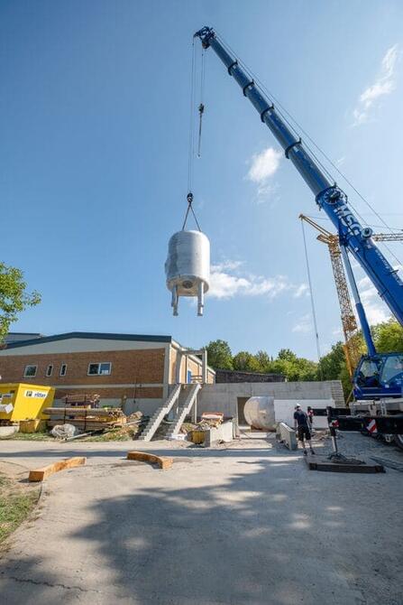 Jeder einzelne Filter wiegt 6,4 Tonnen - befüllt mit Aktivkohle und Wasser werden es 47 Tonnen sein. Bildquelle: Oliver Hurst