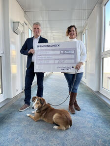 Dr. Martina Rapp und Therapie-Hund Einstein freuen sich über die Spende in Höhe von 2.000 Euro für die Gruppe Lichtblick, überreicht durch Stadtwerke-Geschäftsführer Olaf Kaspryk.
