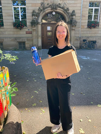 Hannah Schlindwein von den Stadtwerken Rastatt bei der Auslieferung der Trinkflaschen