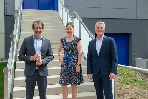 Dr. Andre Baumann, Staatssekretär im Ministerium für Umwelt, Klima und Energiewirtschaft des Landes Baden-Württemberg, Rastatts Oberbürgermeisterin Monika Müller und Olaf Kaspryk, Geschäftsführer der Stadtwerke Rastatt (v.l.n.r.) vor dem erweiterten Wasserwerk Ottersdorf.