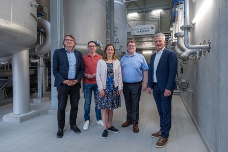 Der Neubau des Wasserwerk Ottersdorf beherbergt Aktivkohlefilter zur Entfernung von PFAS aus dem Grundwasser. V.l. Thomas Hentschel (MdL die Grünen), Jonas Weber MdL SPD), Monika Müller (OB der Stadt Rastatt) Dr. Andreas Becker Mdl CDU), Olaf Kaspryk (Geschäftsführer Stadtwerke Rastatt).