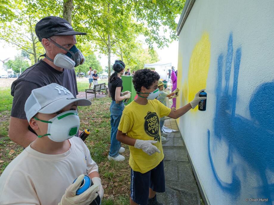 Graffiti-Workshop auf dem Festplatz: Die Trafostation der Stadtwerke Rastatt wird bunt.
