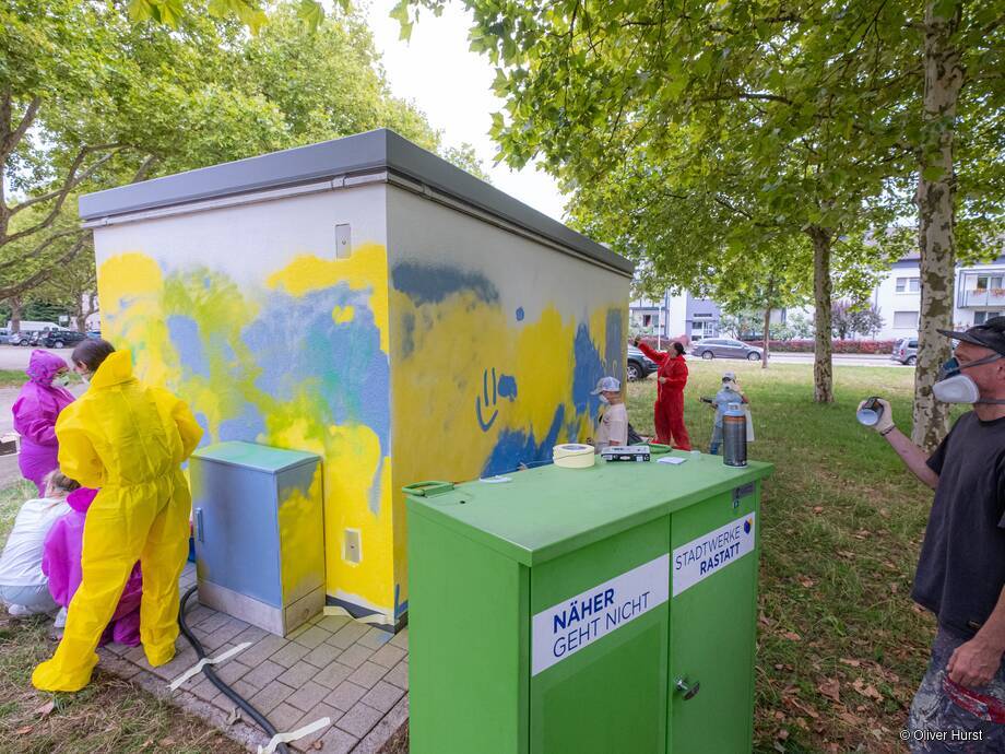 Graffiti-Workshop auf dem Festplatz: Trafostation der Stadtwerke Rastatt wird zu einem bunten Kunstwerk