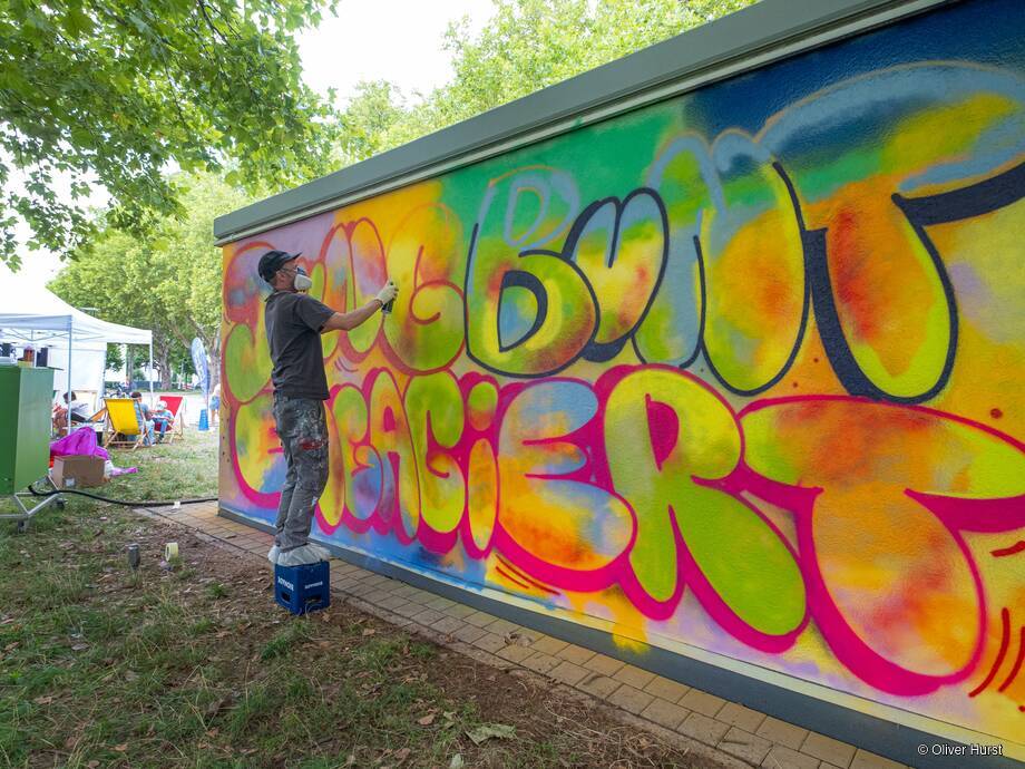 Graffiti-Workshop auf dem Festplatz: Trafostation der Stadtwerke Rastatt wird bunt. 