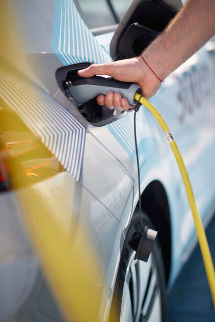 Symbolfoto: E-Fahrzeug wird getankt