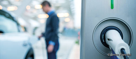 Istock Foto laden mit einer E-Ladesäule