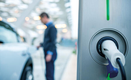 Istock Foto laden mit einer E-Ladesäule 