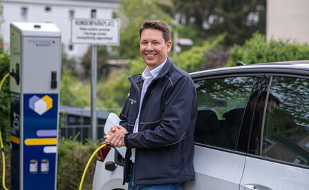 Stadtwerke Rastatt Mitarbeiter beim Laden an einer Ladesäule