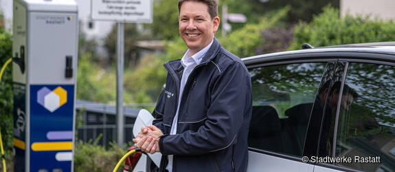Stadtwerke Rastatt Mitarbeiter beim Laden an einer Ladesäule