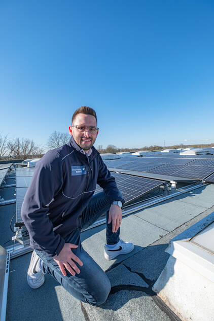 Mitarbeiter der Stadtwerke Rastatt bei einer großen Solaranlage