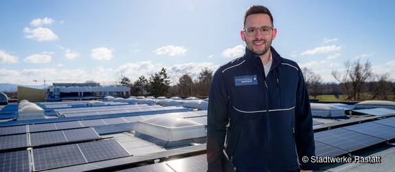 Stadtwerke Mitarbeiter auf dem Dach mit einer gewerblichen Solaranlage