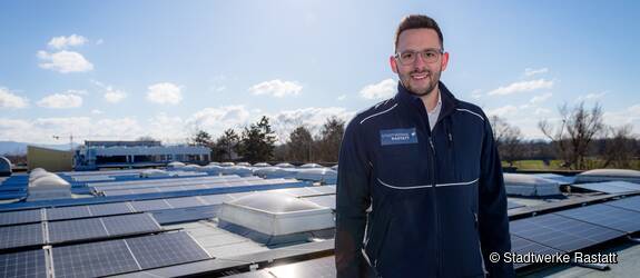 Stadtwerke Mitarbeiter auf dem Dach mit einer gewerblichen Solaranlage