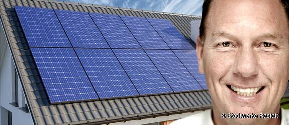 Symbolbild Mitarbeiter der Stadtwerke Rastatt vor einer PV Anlage