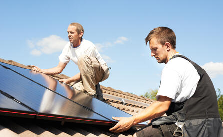 Symbolbild: Installation von Solarpanels 