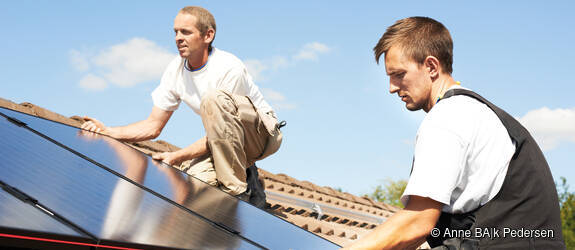 Symbolbild: Installation von Solarpanels
