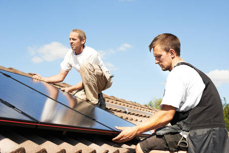 Symbolbild: Installation von Solarpanels 
