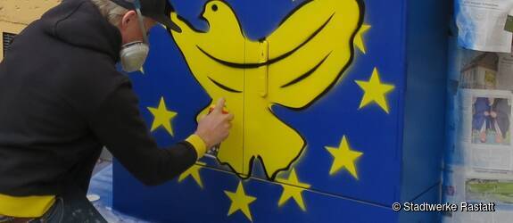 Thomas Baumgärtel beim sprühen seines Kunstwerkes