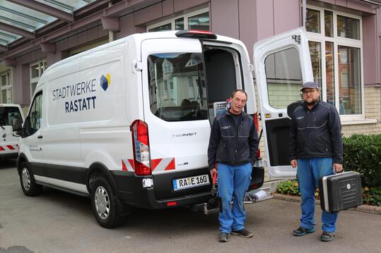 Zwei Mitarbeiter der Stadtwerke Rastatt helfen im Ahrtal