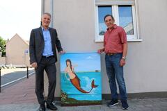 Rastatter Murg-Sirene in der Werderstraße - Ninoslav Belec Raicev malt mythische Bewohnerin des örtlichen Gewässers.