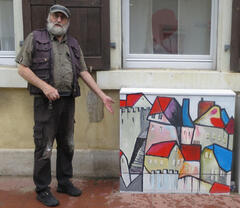 Die Rastatter Innenstadt hat ein neues StadtKUNSTwerk - Künstler Heiko Holdenried verschönert Stromkasten mit seiner Stadtlandschaft Burghausen