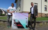 Geschäftsführer der Stadtwerke Rastatt Olaf Kaspryk und Künstler Kai Niederhausen an seinem Kunstwerk &quot;Schichten&quot;