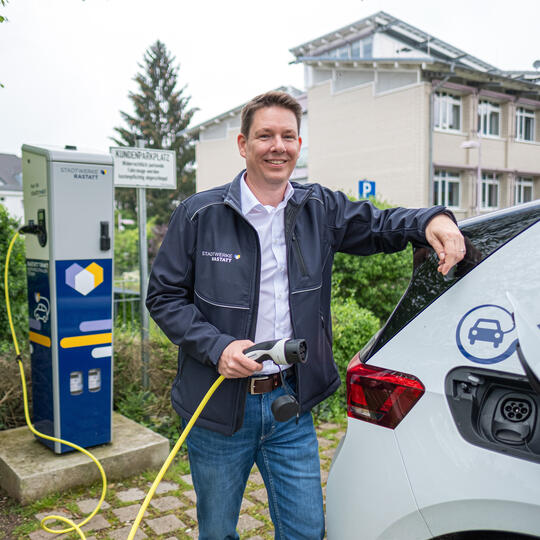 Stadtwerke Rastatt Mitarbeiter lädt an einer öffentlichen Ladestation der SRS