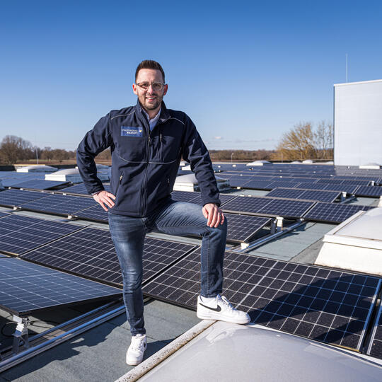 Stadtwerke Rastatt Mitarbeiter nach dem Bau einer PV-Großanlage