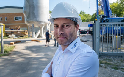 Stadtwerke Mitarbeiter vor dem Wasserwerk in Ottersdorf